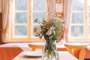 Blumenstrauß auf Tisch